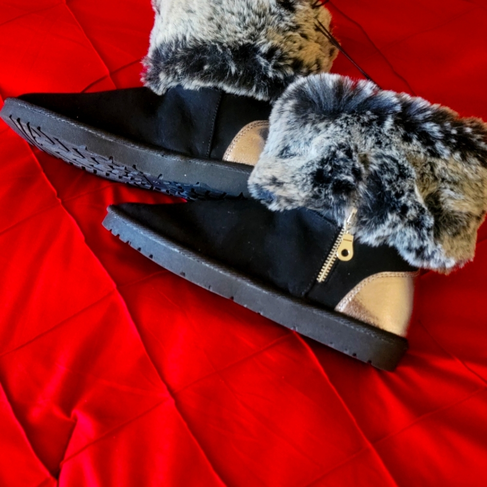 Sz 8 Fluffy Snow Boots